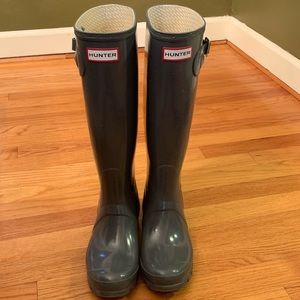 Hunter boots. Size is 5/M 6/F